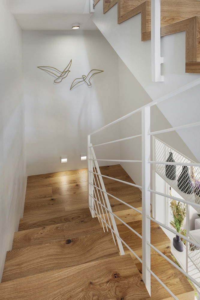 1646F37B-0472-5C7E-87FA-75893C3376B8